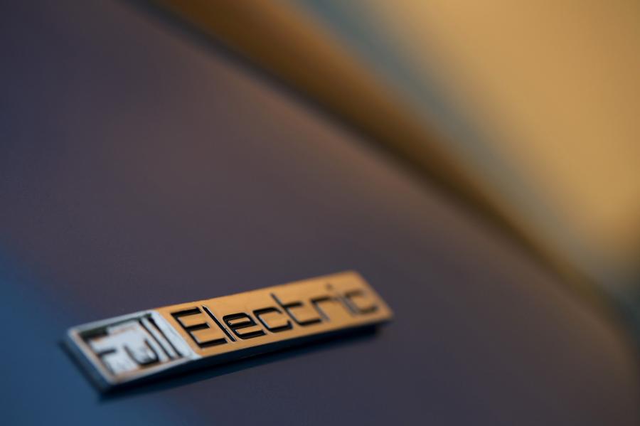  Peugeot iOn 2011 года  (фото 14 из 38)